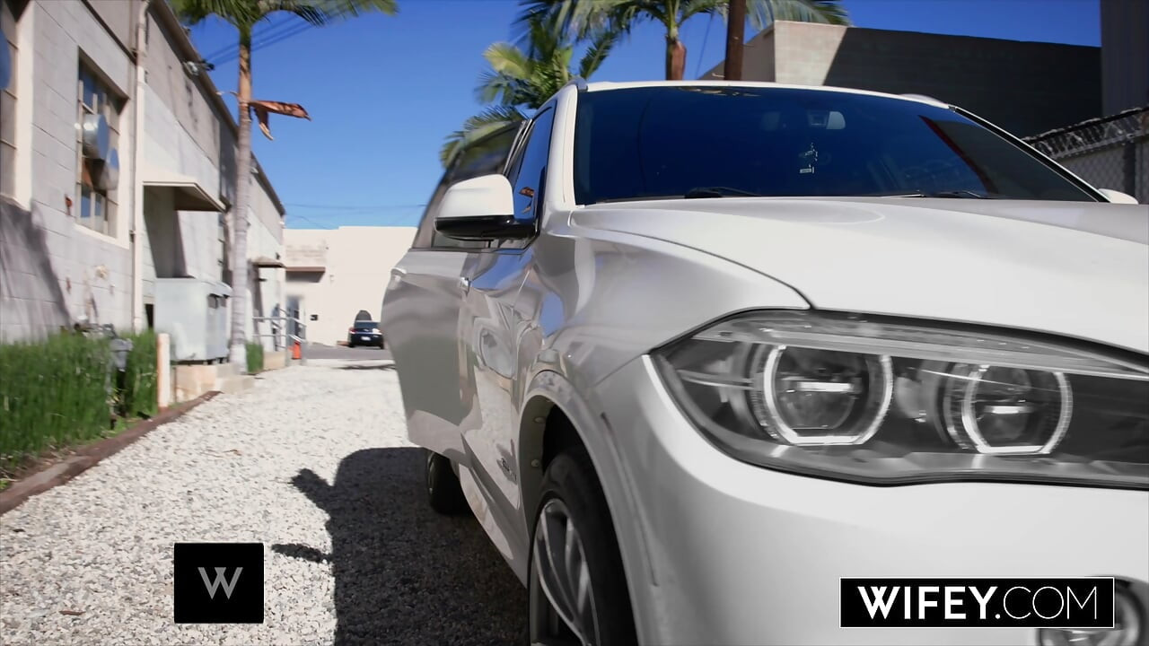 Wifey prachtige weelderige hete vrouw Lacy wordt geblinddoekt voor de ultieme gangbangverrassing