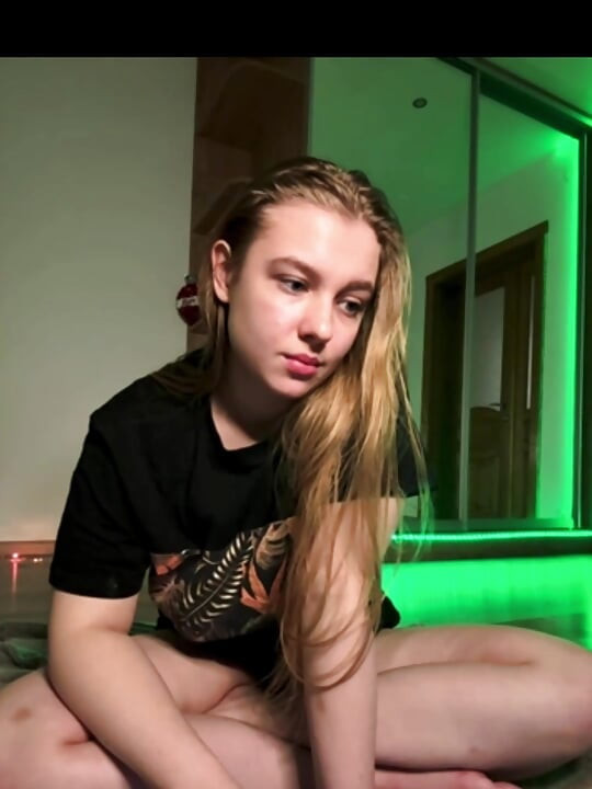 Μιλάει και δαχτυλώνει το μουνί