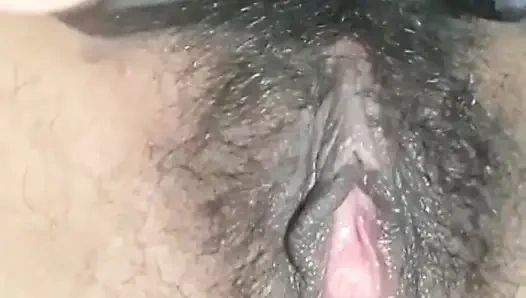 Горячая девушка дези принимает ванну и трахает себя пальцами