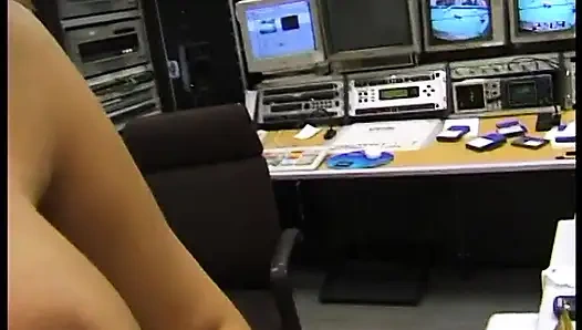 Sarışın olgun yarağını emiyor