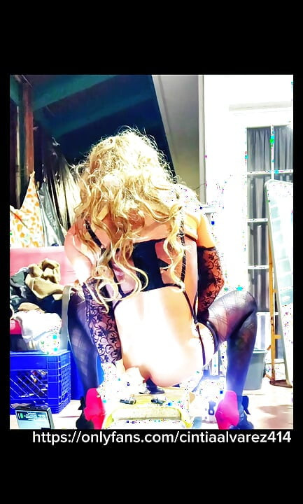 Sevimli tavşan oğlan götüne büyük dildo sokuyor anal video