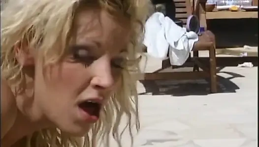 İki büyük yarak göt sikişi ve ağızlarına boşalma iki ateşli sürtük orta yaşlı seksi kadın