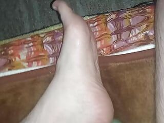 Bàn chân bẩn thỉu được bao phủ bởi tinh
