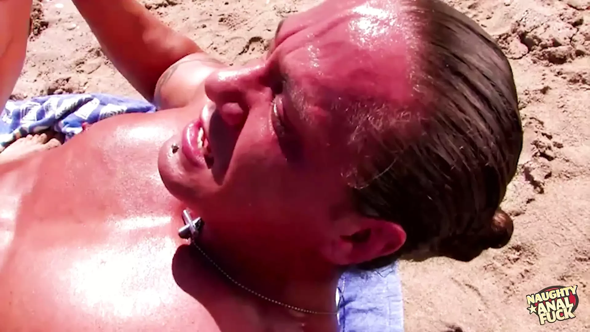 Het poesje van dit sexy teefje werd opgegeten en haar kont werd behoorlijk hard gelikt en geneukt