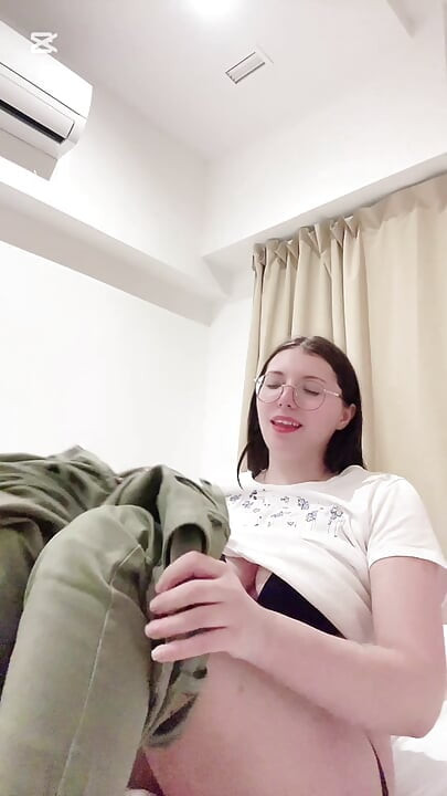 Bütünlü porno, kız arkadaşın seni dinliyor ve ödüllendiriyor