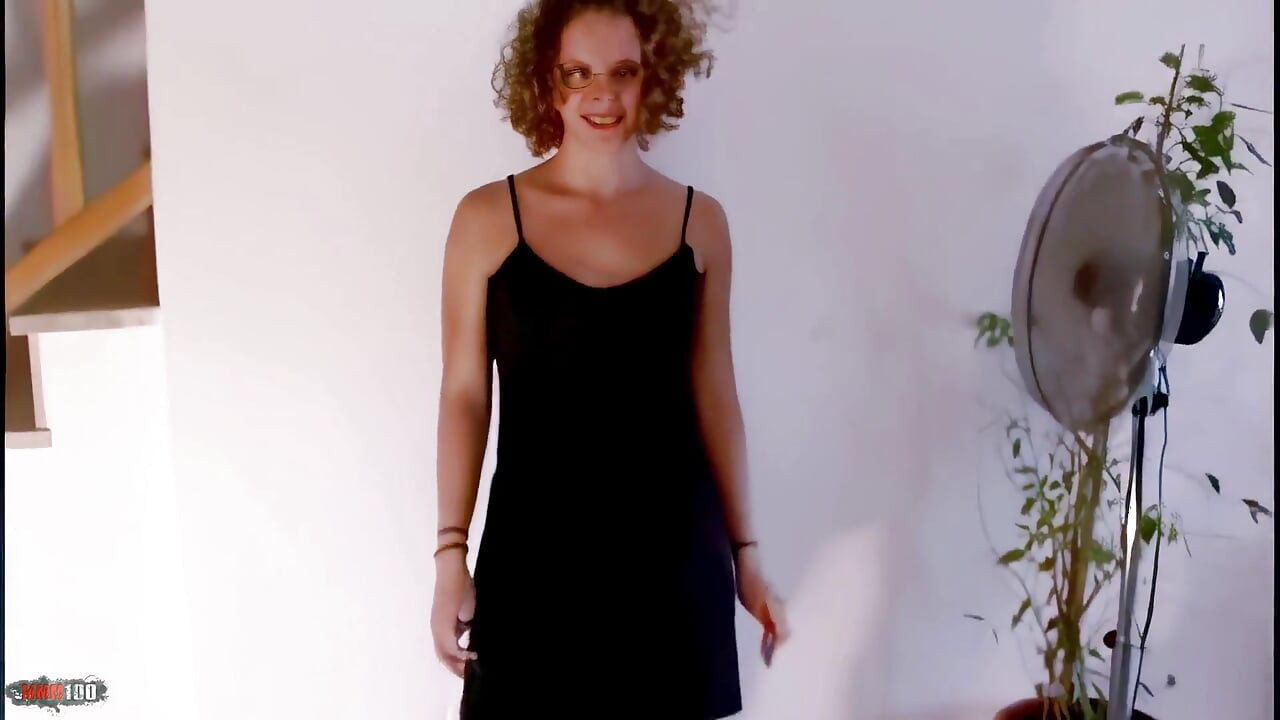 Anna, vruća mlada brineta Anna se skida, skida se