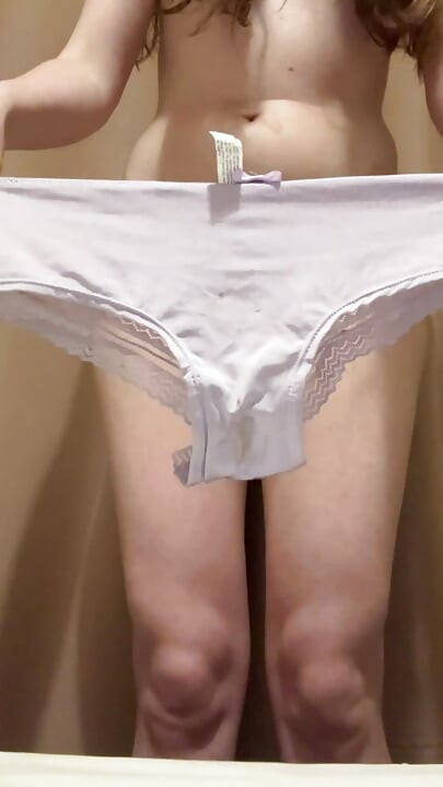 Rus kız külotunu içine koydu ve vajinal akıntı ile boyadı. Kirli külot ve kıllı