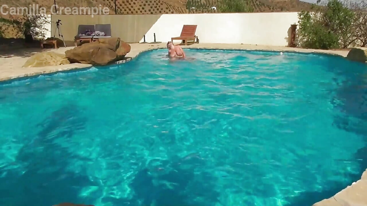 Follando en la piscina de vacaciones