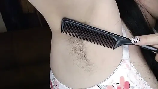 Волосатые подмышки крупным планом намазали маслом, расчесали