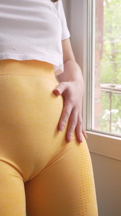 Stoute stiefzus plaagt cameltoe poesjeslippen in yogabroek | Clip 2