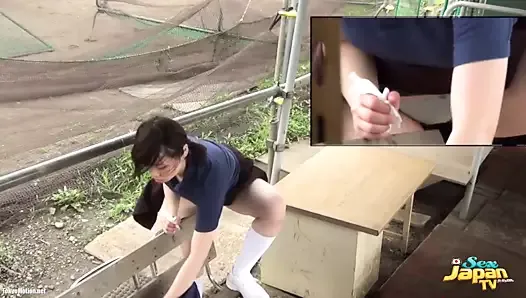 Японская девушка шпилится на скамейке