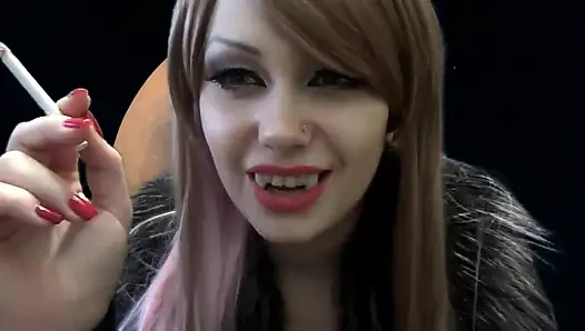 Sexy böser vampir raucht und redet mit dir!