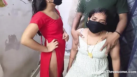 Desi orta yaşlı seksi kadın ve sevimli 18 yaşındaki genç kızla gerçek Hintli üçlü grup seks