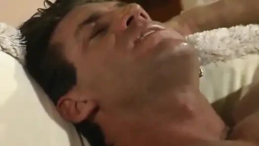 Heiße brünette MILF wird leidenschaftlich geleckt und hart gefickt