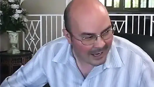 Сексуальная блондинка-шлюшка с красивыми большими сиськами скачет на жестком члене на диване