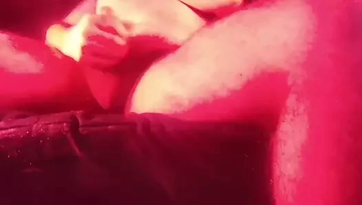 Çok kırmızı bir görünümle mastürbasyon yapıyor