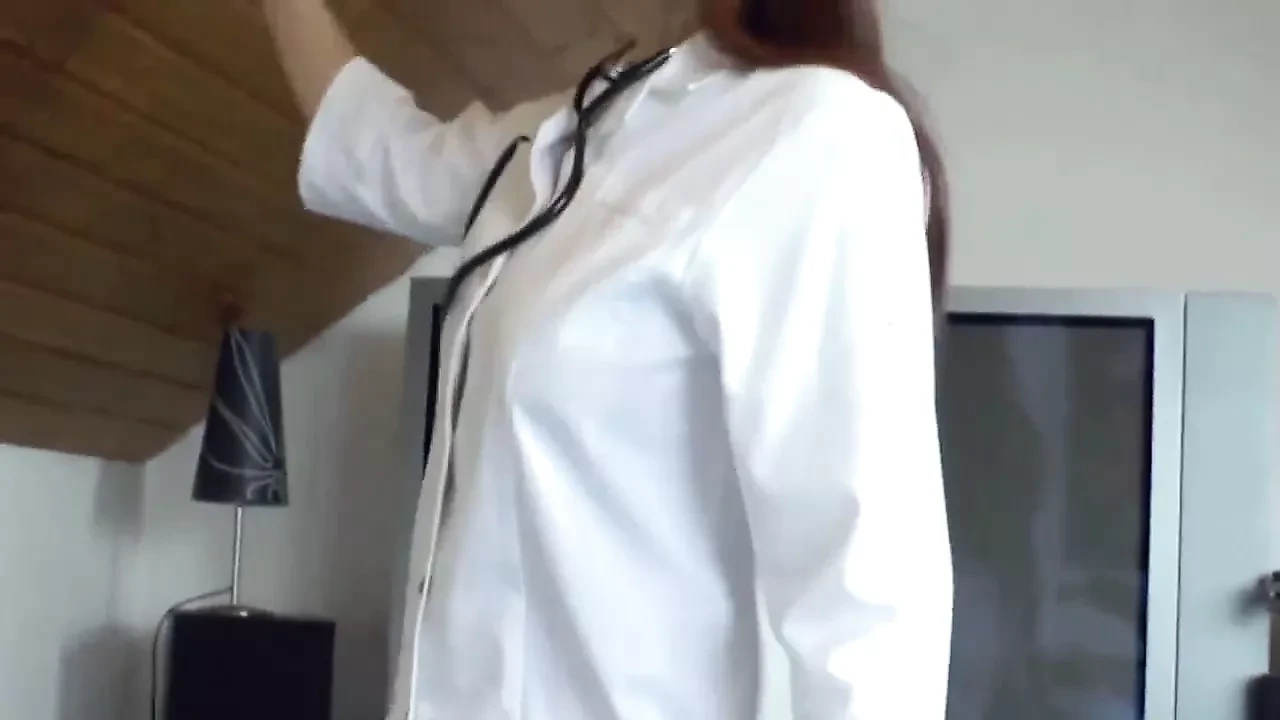 젊은 환자에게 관능적인 핸드잡을 해주는 독일 밀프 간호사