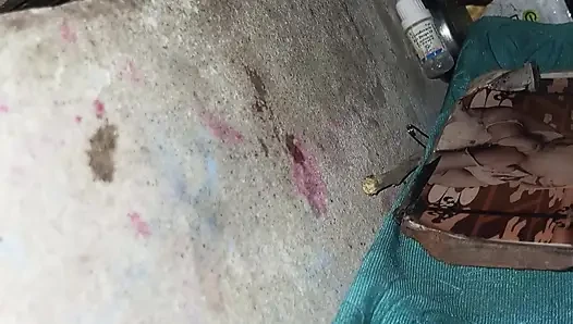 Dia membuatnya duduk di penisnya dan mengayunkannya.