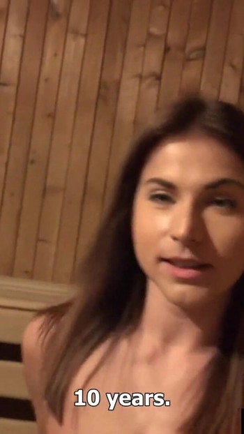 「フィットネスコーチのパヴラがジムでのセックスを説得された」の必見の瞬間