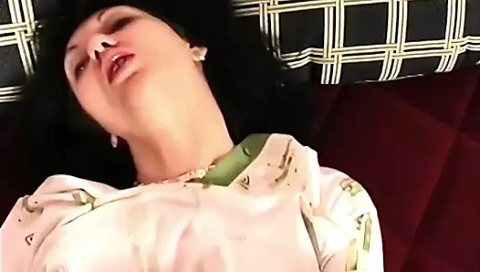 Azgın Esmer Yarak Emiyor Ve Islak Amını Sert Ovuyor
