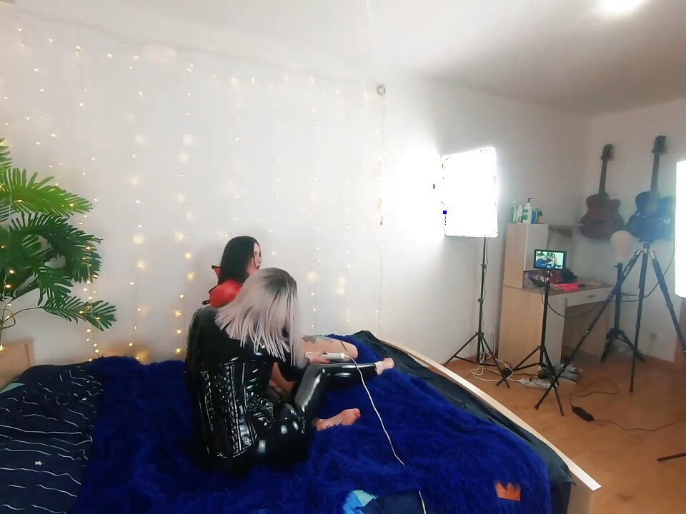 漂亮女同性戀戀物癖女孩做性愛視頻的後台。積極女主支配，性遊戲，乳膠皮革