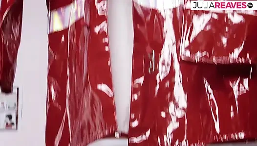 Ateşli kız birbirlerinin amlarını yalıyor ve sonra dildoyla derinden sikişiyor