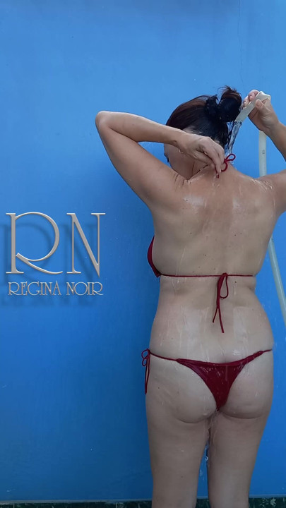 Regina Noir Summer is beter met een frisse douche op het terras en een knalrood badpak.