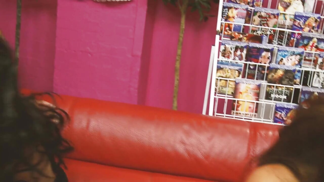 Fiesta De Gemma - 3_a Pareja De Morenas Tetonas Y Con Curvas Teniendo Sexo En Una Orgía