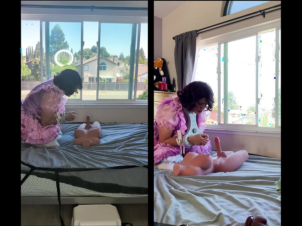 แม่บ้านน้องสาวซาตินสีชมพูขี่ของเล่นตุ๊กตาเย็ดของเธอขณะล็อค