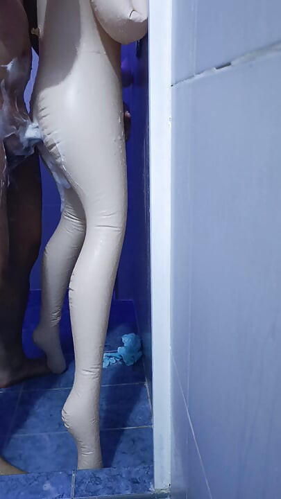 Jebem svoju lutku na napuhavanje u guzicu u kupaonici dok se tuširamo s puno sapuna.