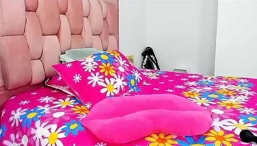 Masum genç üvey kız amında ve götünde dildo sikiyor