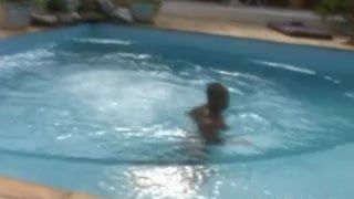 Sexy sesso muscoloso in piscina