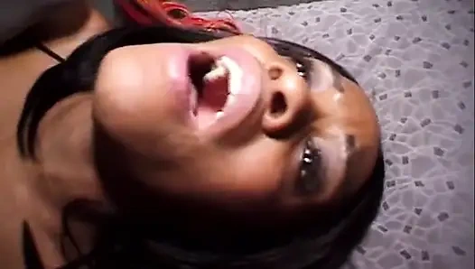 Renkli saç doğal göğüsler siyah amcık sikişi... ağzına boşalma