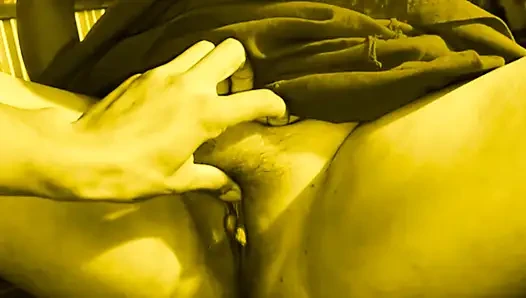 Tante semok india menawarkan lekuk tubuh aduhainya untuk debornya yang tampan.