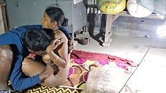 सुंदर भारतीय गांव की पत्नी पूरी रात