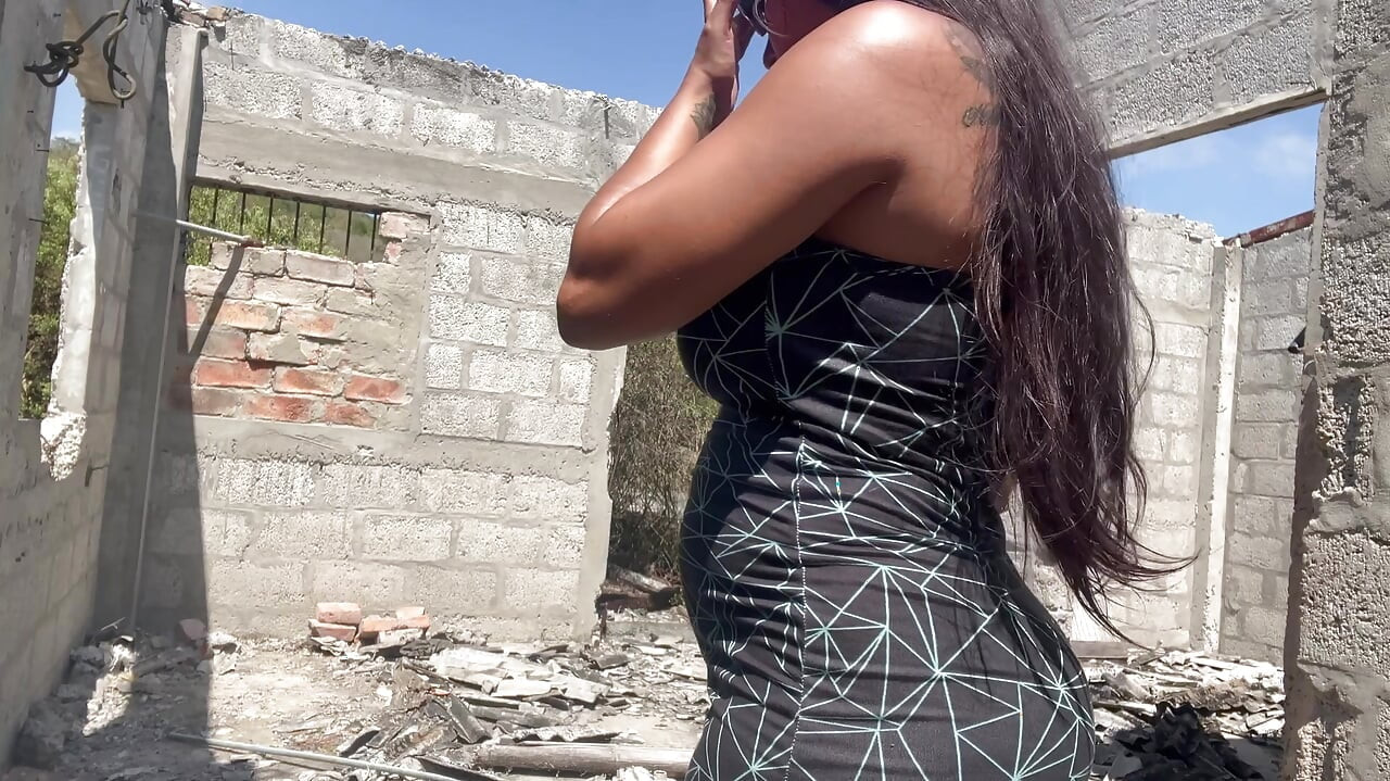 Hermosa, tetona y culona madrastra milf se folla al trabajador de la construcción.