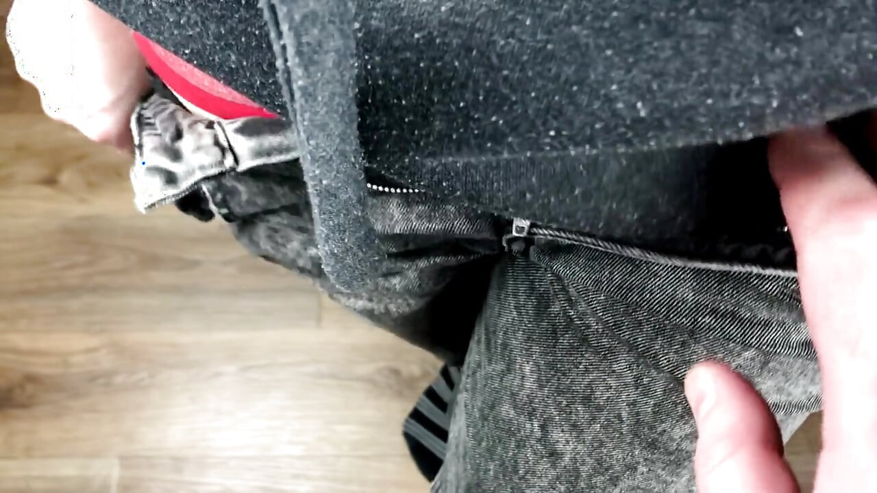 Make fyller mina röda trosor med sin varma sperma och jag kommer att gå till jobbet i dessa trosor. Min fetisch.