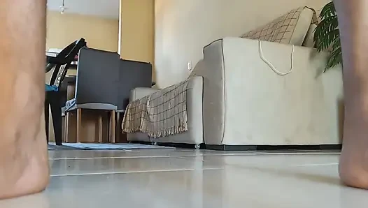Çıplak sabah egzersizinde büyük toplar ve kocaman penis.