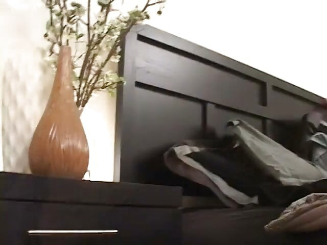 Cô nàng brunette dáng người mảnh mai quyến rũ địt nhau với chàng trai quyến rũ trên ghế sofa