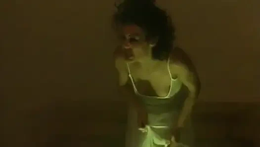 Блондинка-шлюшка играет со своей киской