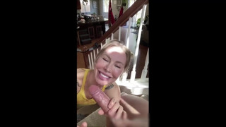 Une si jolie fille et elle prend tellement bien soin de sa bite