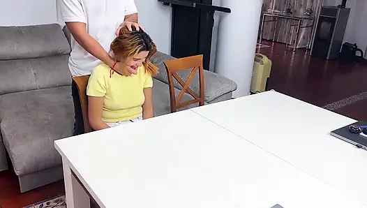 İtaatkar hiçbir şey söylemeden sert sikilmeye ve sonunda coo'sunun içine boşalmaya izin veriyor