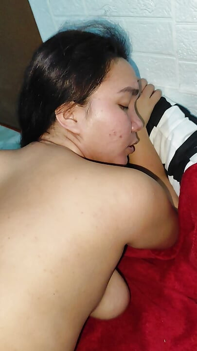 PINAY MILF LOVES TALKING ON PHONE  WHILE BEING FUCKED HARD AND TREATING HER LIKE MY HORSE AND CUM INSIDE HER CHEATING PUSSY