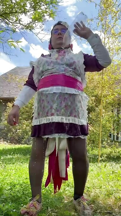 Bahçıvanın kıyafetlerinde, üstüne işiyor ve ayrıca sidik duşu alıyor