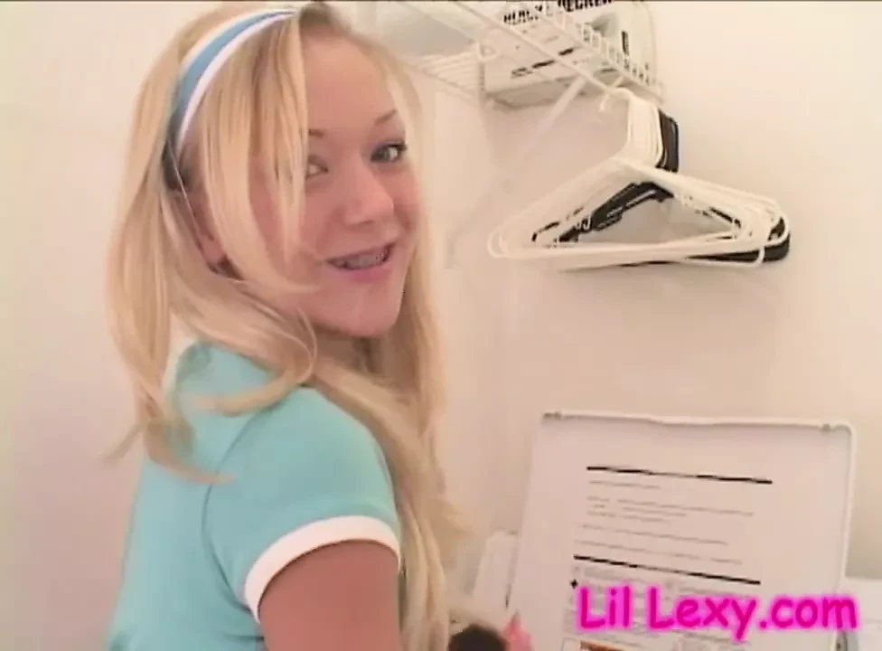 Lil lexy digitación y masturbándose con pincel de maquillaje
