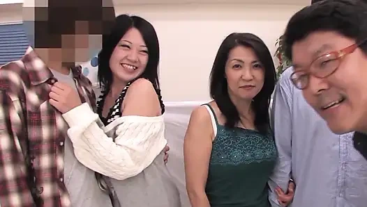 Азиатских крошок поделили сцена -1_Japanese девушки мастурбируют в группе и в конечном итоге сосут член