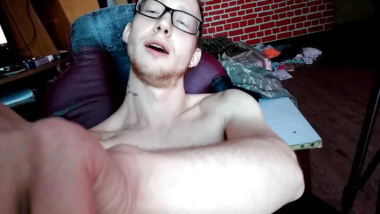 Lik sa naočarima drka svoj vitk kurac