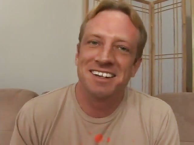 Foda no sofá para essa milf peituda e uma surpresa pegajosa