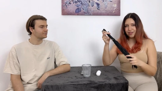Ksenia ve Mik striptizci bir top oyununa katılıyor
