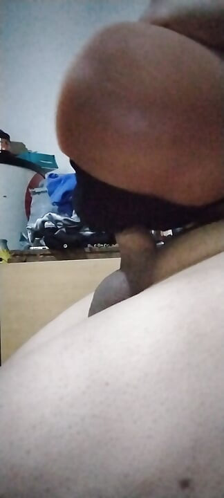 Coloco a cueca suja da minha ex-namorada no meu masturbador para simular que estou fodendo ela pela primeira vez...